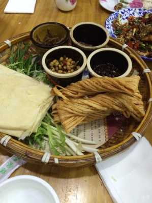 煎饼卷大葱蘸酱是山东有特色的吃食，山东还有没有其他特色美食呢,桓台哪里有鸡苗卖-图1