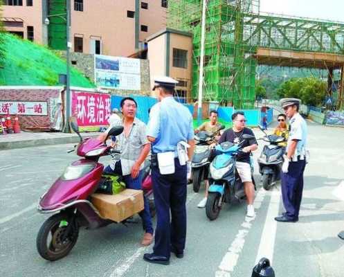 郑州哪里学校车顶放水（郑州民警站车上托举自行车，路过车辆纷纷鸣笛致谢，你怎么看待这件事）-图3